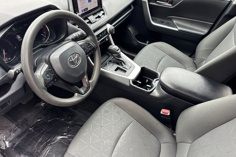 Toyota RAV4 Vehicle Full-screen Gallery Image 10