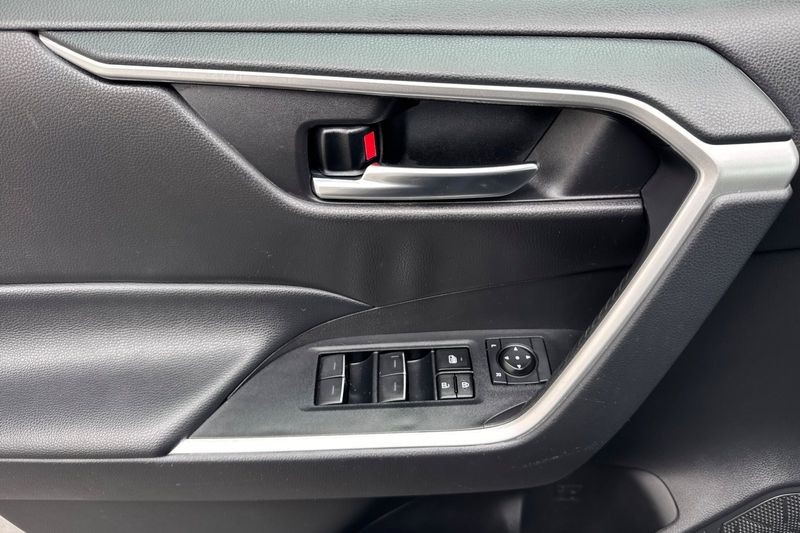 Toyota RAV4 Vehicle Full-screen Gallery Image 11