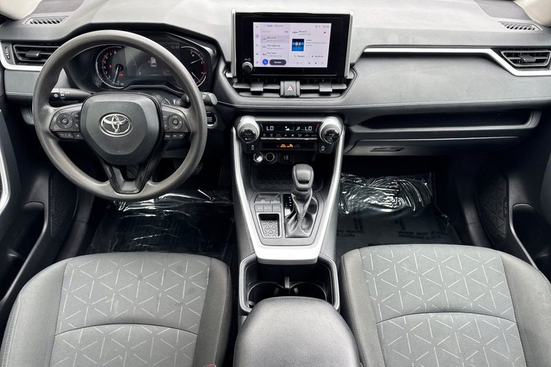 Toyota RAV4 Vehicle Full-screen Gallery Image 13