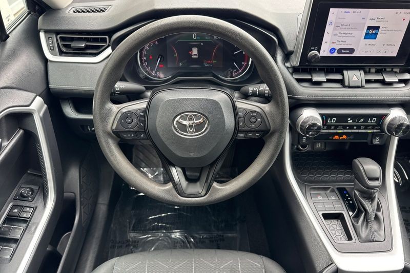Toyota RAV4 Vehicle Full-screen Gallery Image 14