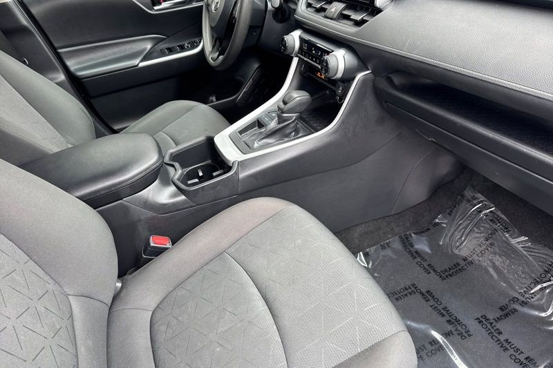 Toyota RAV4 Vehicle Full-screen Gallery Image 16