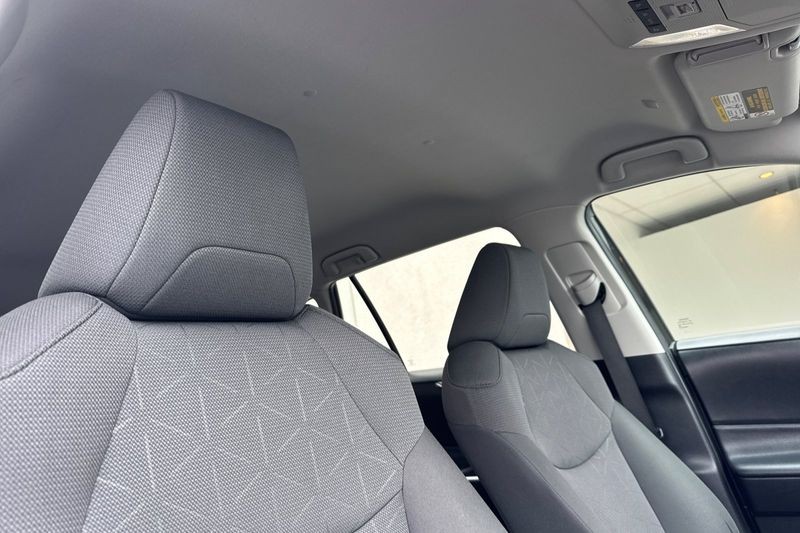 Toyota RAV4 Vehicle Full-screen Gallery Image 17