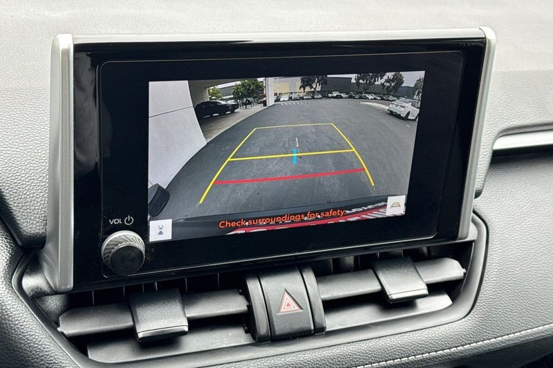 Toyota RAV4 Vehicle Full-screen Gallery Image 19