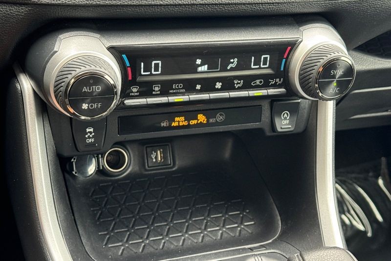 Toyota RAV4 Vehicle Full-screen Gallery Image 20