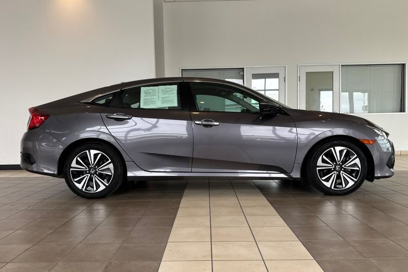 Honda Civic Sedan Vehicle Full-screen Gallery Image 03