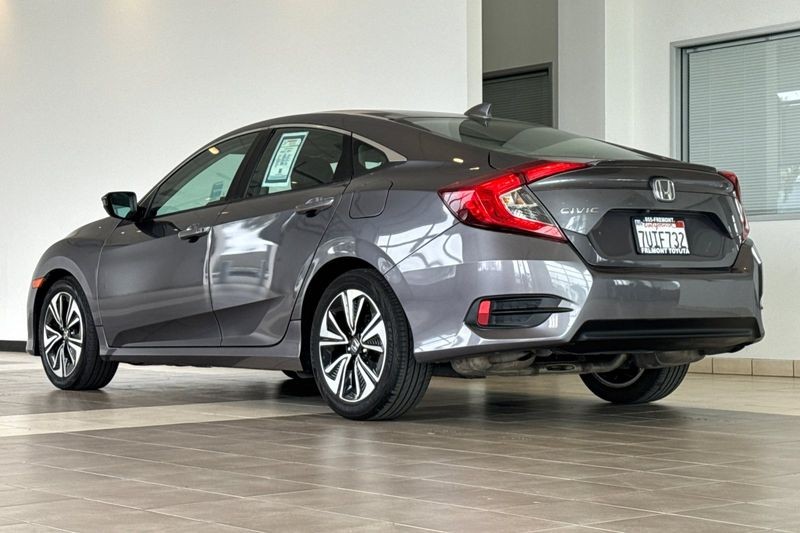 Honda Civic Sedan Vehicle Full-screen Gallery Image 06