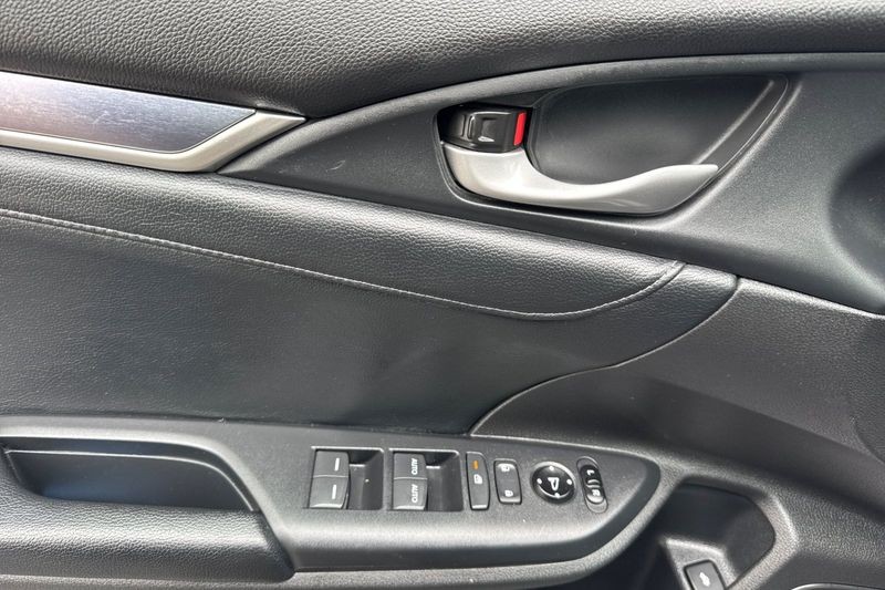 Honda Civic Sedan Vehicle Full-screen Gallery Image 11