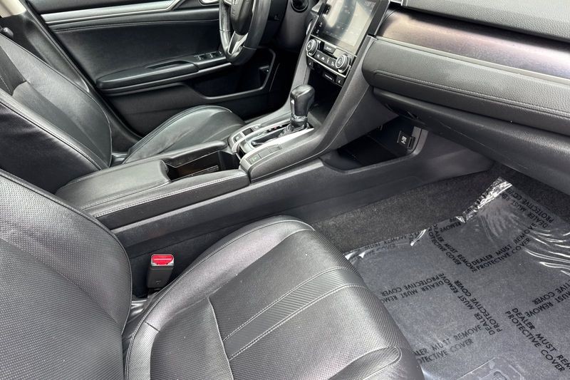 Honda Civic Sedan Vehicle Full-screen Gallery Image 15