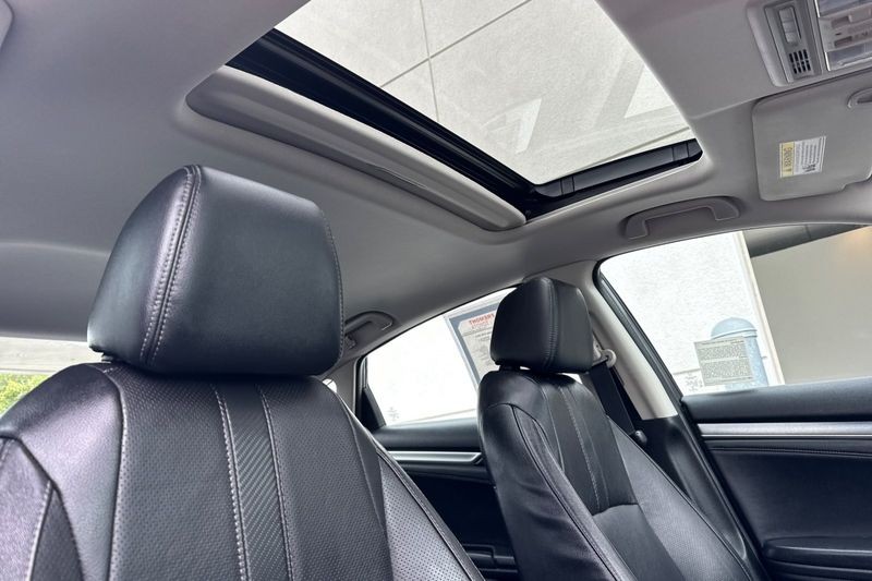 Honda Civic Sedan Vehicle Full-screen Gallery Image 16