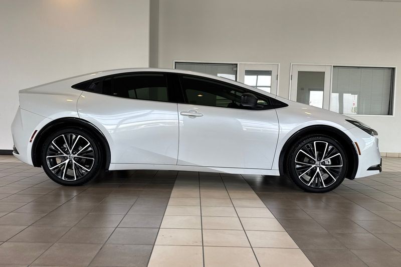 Toyota Prius Vehicle Full-screen Gallery Image 03