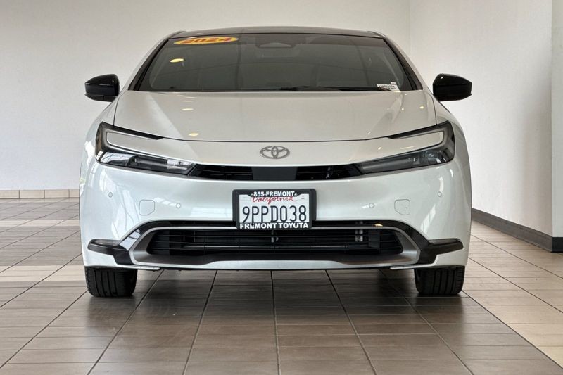 Toyota Prius Vehicle Full-screen Gallery Image 09