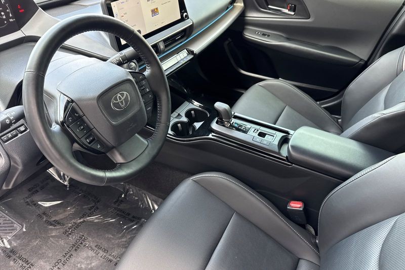 Toyota Prius Vehicle Full-screen Gallery Image 10