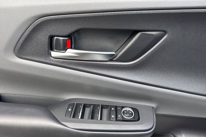 Toyota Prius Vehicle Full-screen Gallery Image 11