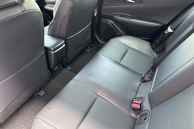 Toyota Prius Vehicle Full-screen Gallery Image 12