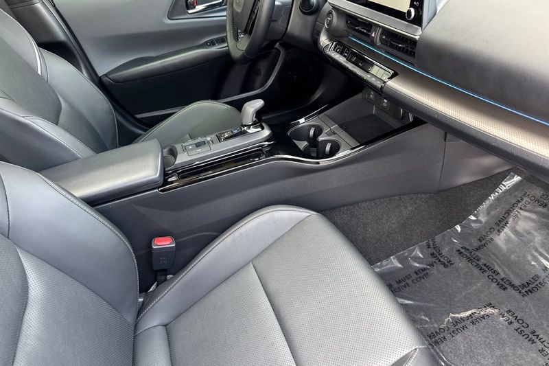 Toyota Prius Vehicle Full-screen Gallery Image 16