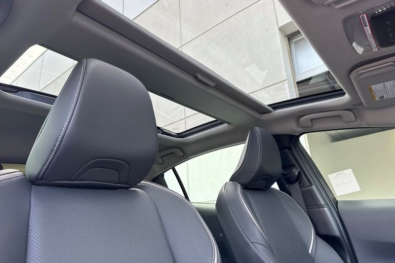 Toyota Prius Vehicle Full-screen Gallery Image 17