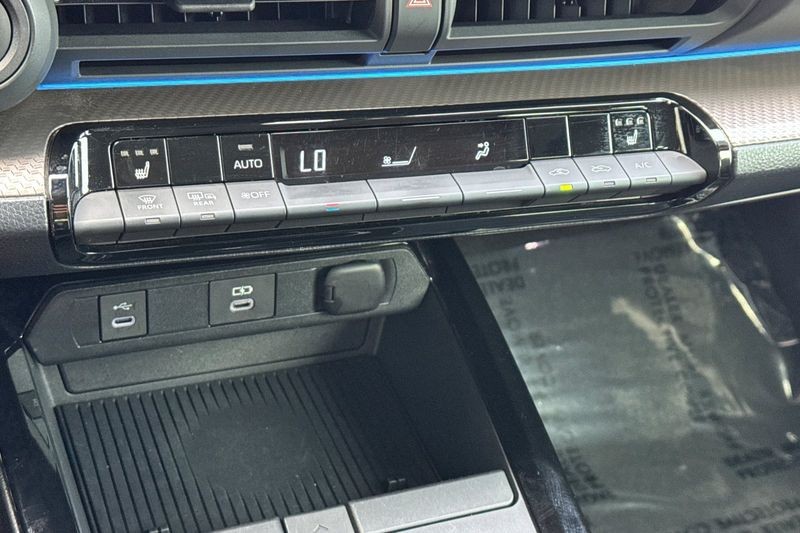 Toyota Prius Vehicle Full-screen Gallery Image 20