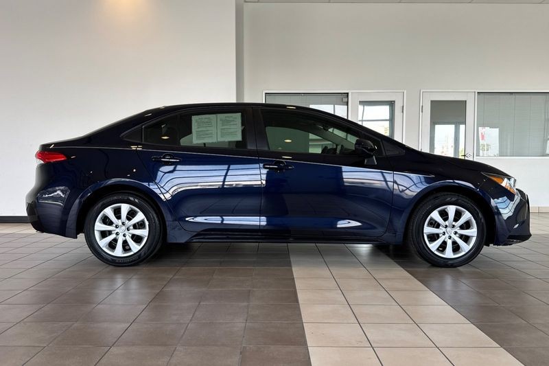 Toyota Corolla Vehicle Full-screen Gallery Image 03