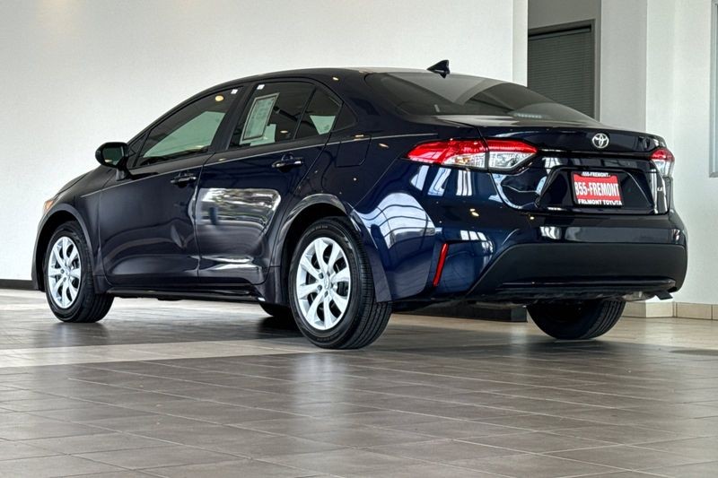 Toyota Corolla Vehicle Full-screen Gallery Image 06