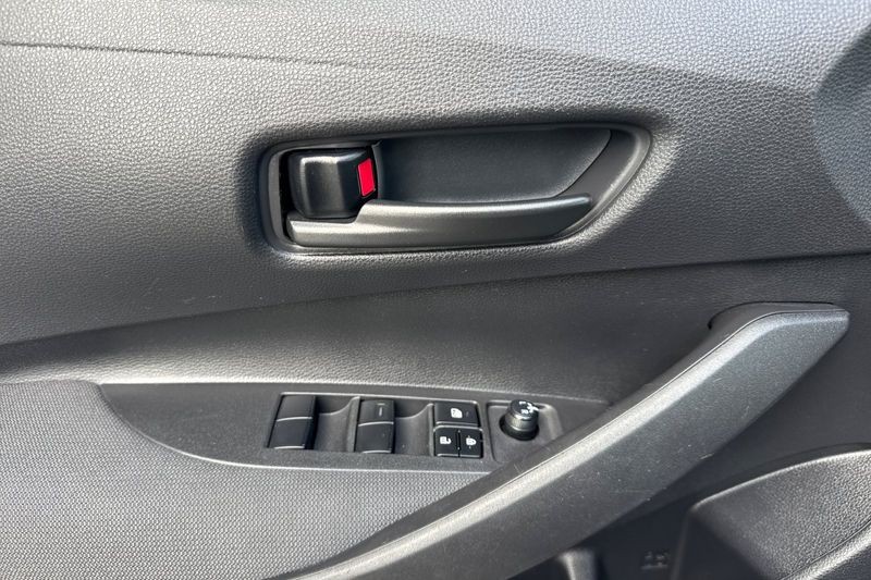 Toyota Corolla Vehicle Full-screen Gallery Image 11