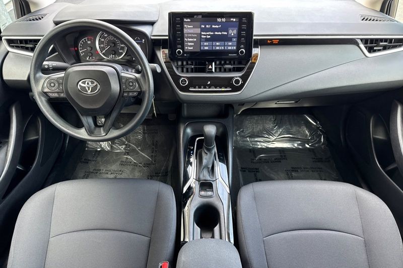 Toyota Corolla Vehicle Full-screen Gallery Image 13