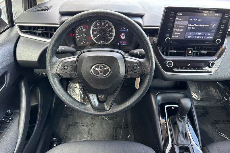 Toyota Corolla Vehicle Full-screen Gallery Image 14