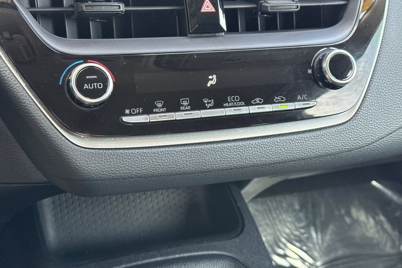 Toyota Corolla Vehicle Full-screen Gallery Image 19