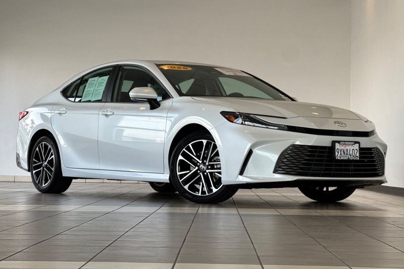 Toyota Camry Vehicle Full-screen Gallery Image 02