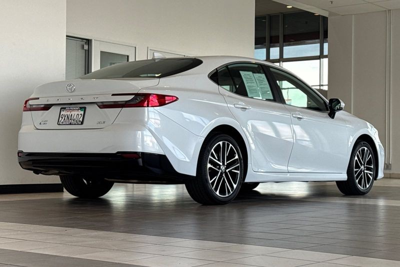 Toyota Camry Vehicle Full-screen Gallery Image 04