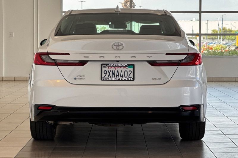 Toyota Camry Vehicle Full-screen Gallery Image 05