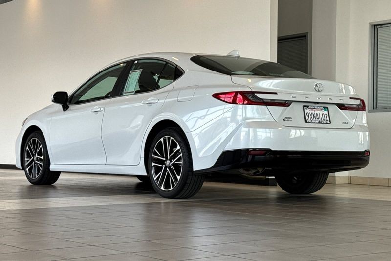 Toyota Camry Vehicle Full-screen Gallery Image 06