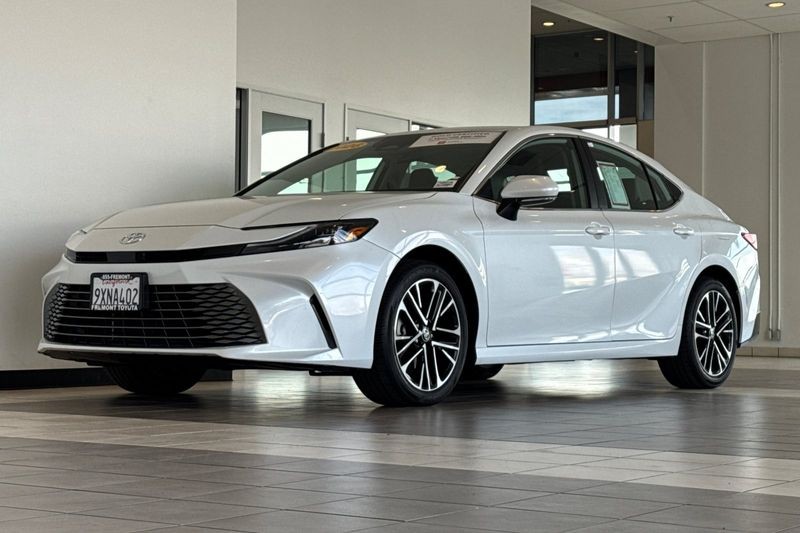 Toyota Camry Vehicle Full-screen Gallery Image 08