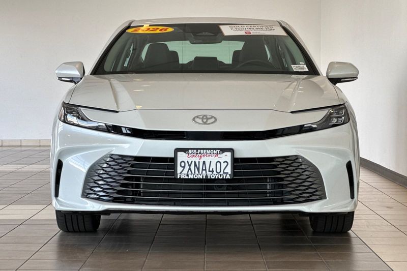 Toyota Camry Vehicle Full-screen Gallery Image 09