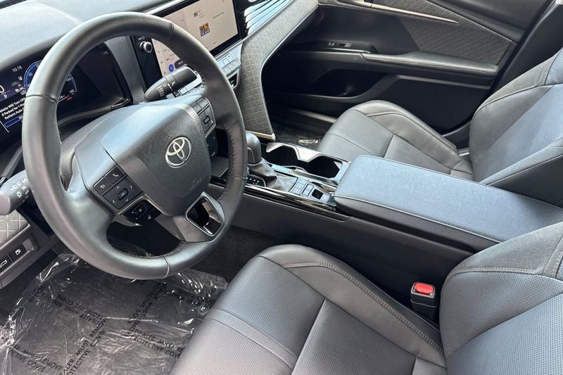Toyota Camry Vehicle Full-screen Gallery Image 10