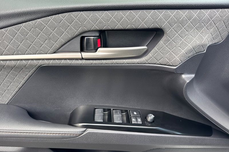 Toyota Camry Vehicle Full-screen Gallery Image 11