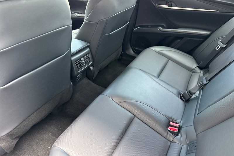 Toyota Camry Vehicle Full-screen Gallery Image 12