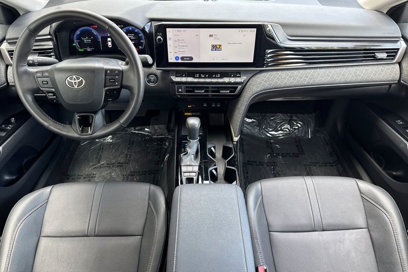 Toyota Camry Vehicle Full-screen Gallery Image 13