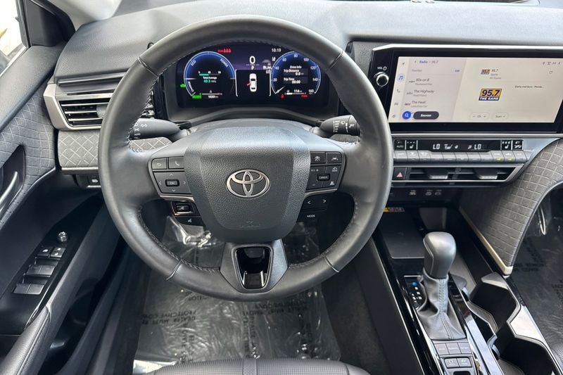 Toyota Camry Vehicle Full-screen Gallery Image 14