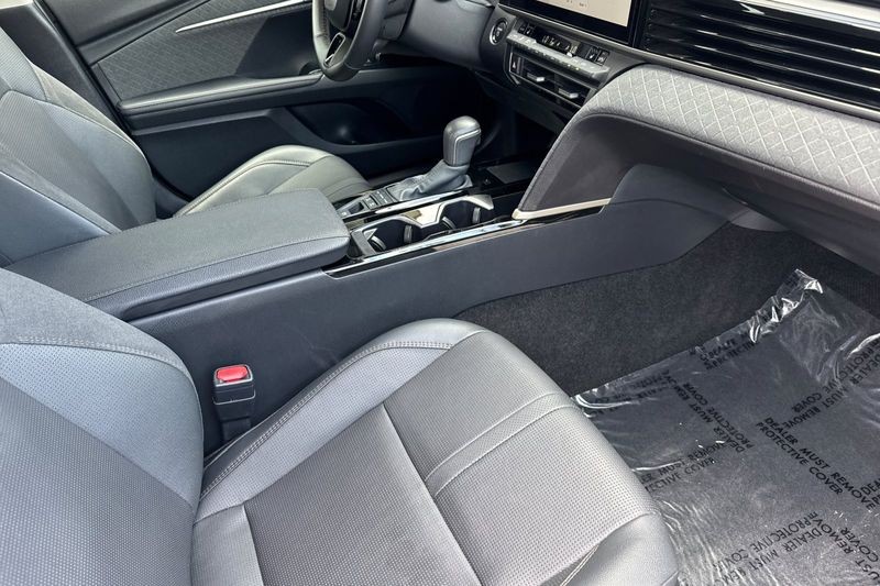 Toyota Camry Vehicle Full-screen Gallery Image 15