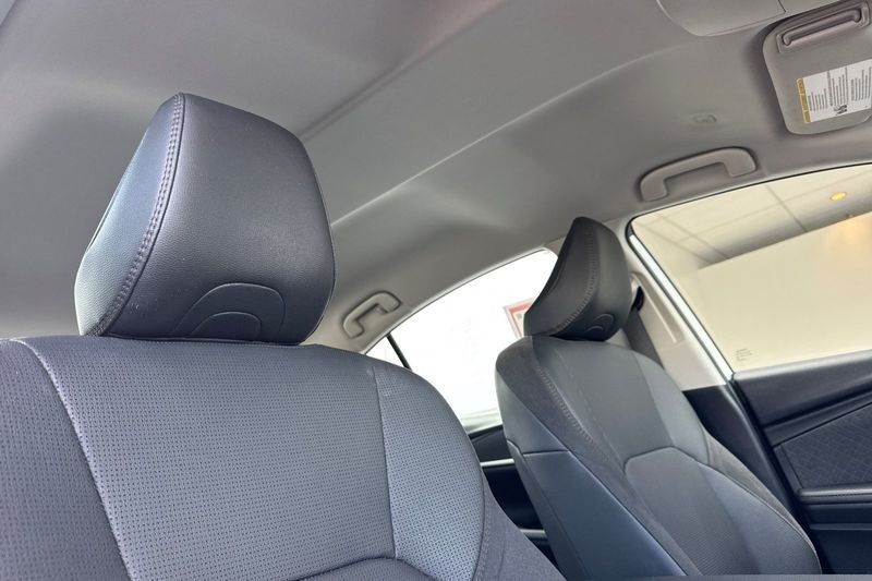 Toyota Camry Vehicle Full-screen Gallery Image 16