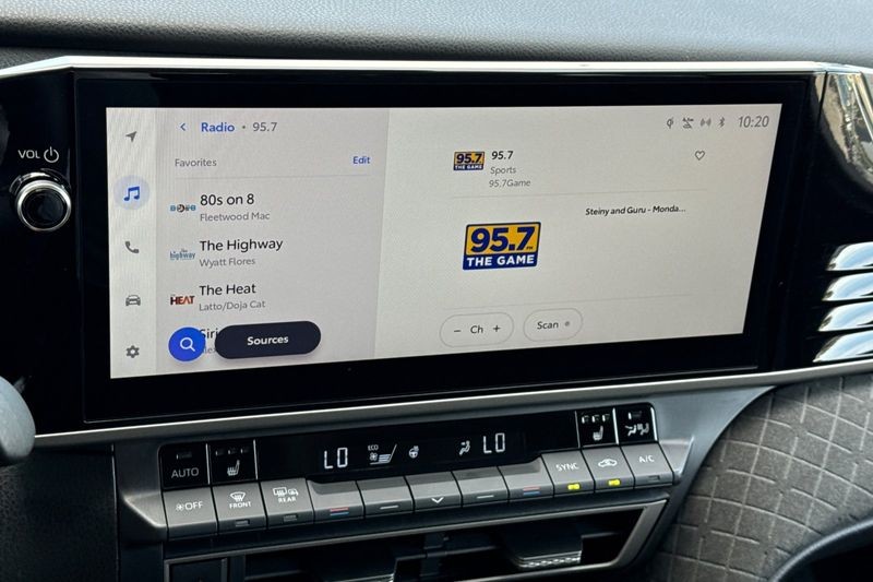 Toyota Camry Vehicle Full-screen Gallery Image 17