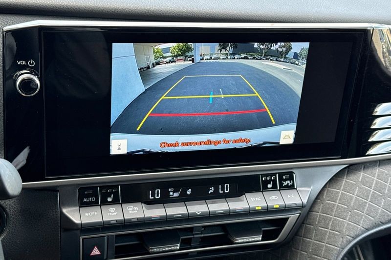 Toyota Camry Vehicle Full-screen Gallery Image 18