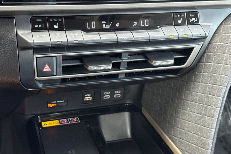 Toyota Camry Vehicle Full-screen Gallery Image 19