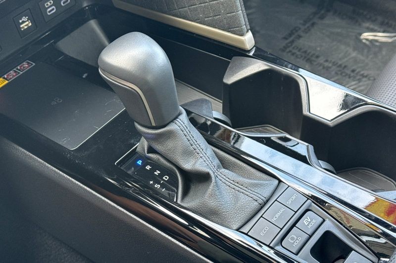 Toyota Camry Vehicle Full-screen Gallery Image 20