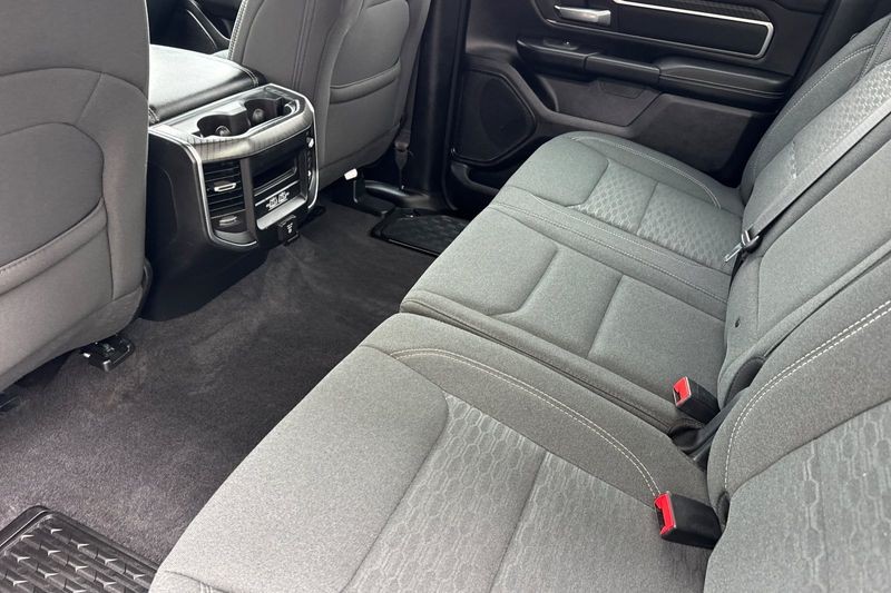 Ram 1500 Vehicle Full-screen Gallery Image 12