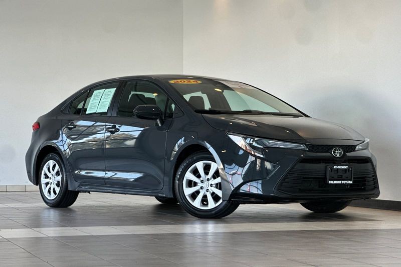 Toyota Corolla Vehicle Full-screen Gallery Image 02