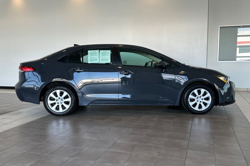 Toyota Corolla Vehicle Full-screen Gallery Image 03