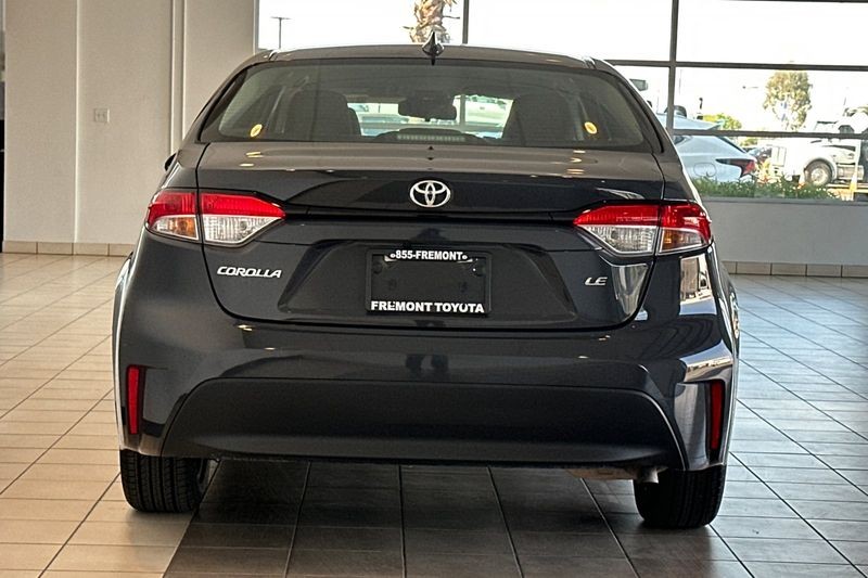 Toyota Corolla Vehicle Full-screen Gallery Image 05
