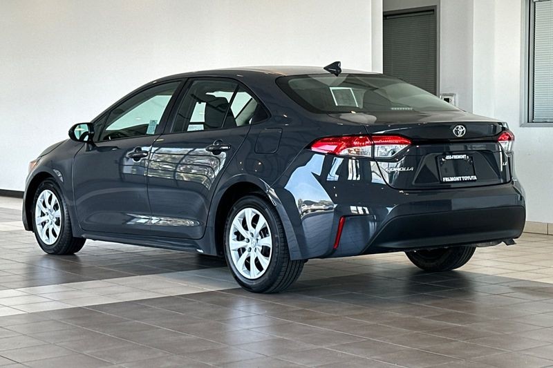 Toyota Corolla Vehicle Full-screen Gallery Image 06