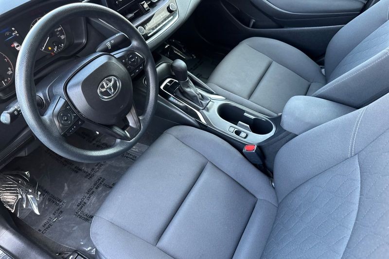 Toyota Corolla Vehicle Full-screen Gallery Image 10